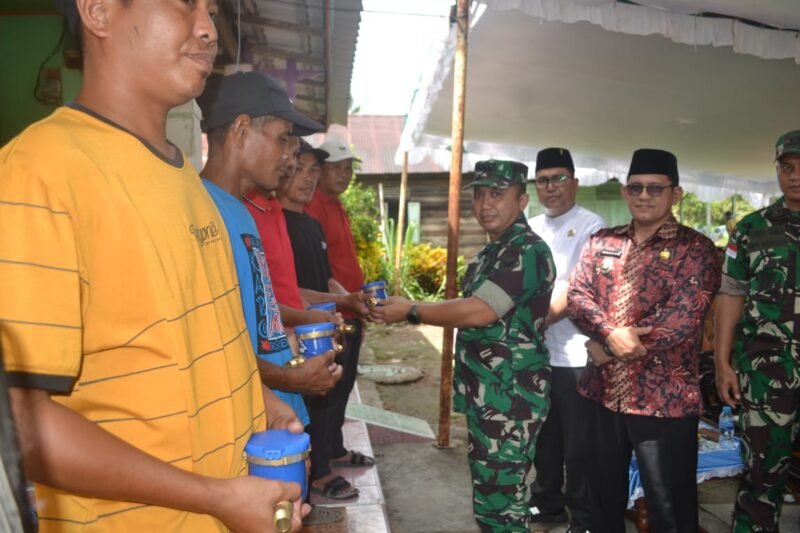 Danrem 121/Abw Serahkan Water Meter Kepada Warga Desa Ratu Sepudak di Lokasi TMMD ke-126 Kodim 1208/Sambas