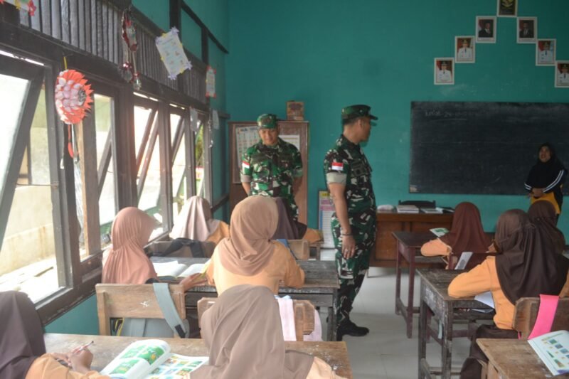 Danrem 121/Abw Sambangi Siswa SD Saat Kunjungan Ke Lokasi TMMD Desa Ratu Sepudak