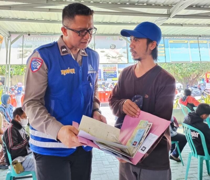 Samsat Surabaya Barat Melaksanakan Pelayanan Prima dengan Program Polantas Menyapa
