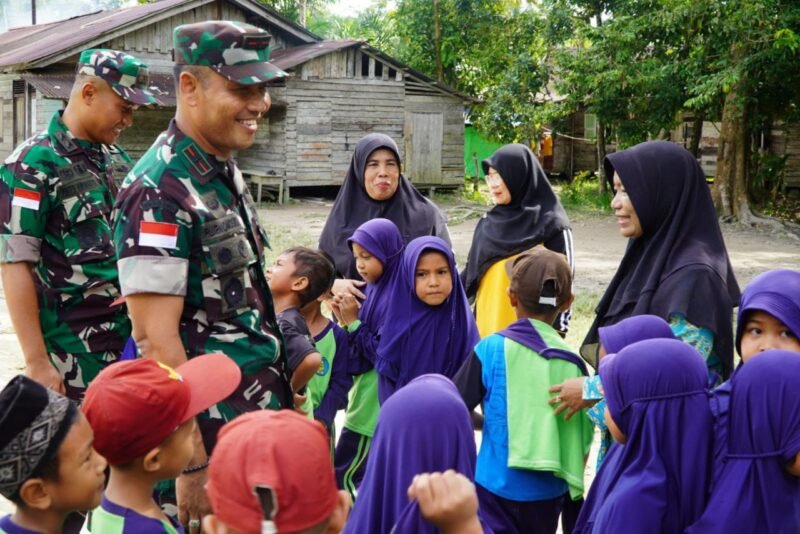 Kedatangan Danrem 121/Abw Disambut Hangat Siswa SD di Desa Ratu Sepudak