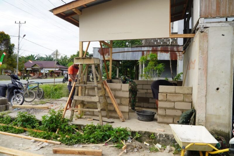 Satgas TMMD ke-126 Kodim 1208/Sambas Rehabilitasi Poskamling Desa Ratu Sepudak
