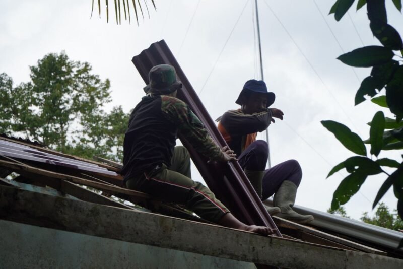 Satgas TMMD Kodim 1208/Sambas Tetap Semangat Pasang Atap MCK Sekolahan