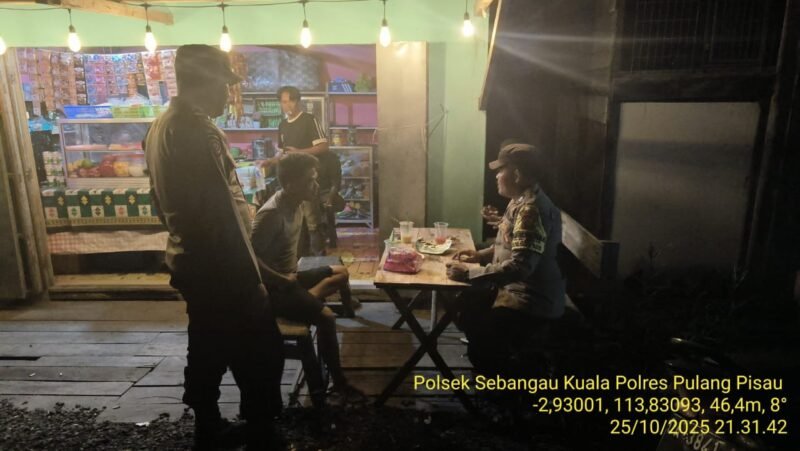 Polsek Sebangau Kuala Aktif Sambangi Warga di malam hari.