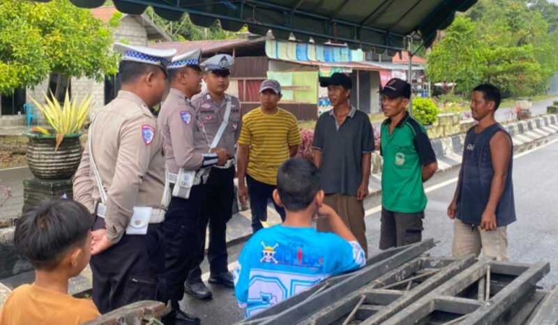 Dekat dengan Warga, Satlantas Polres Pulang Pisau Beri Tips Keselamatan Saat Memasang Tenda