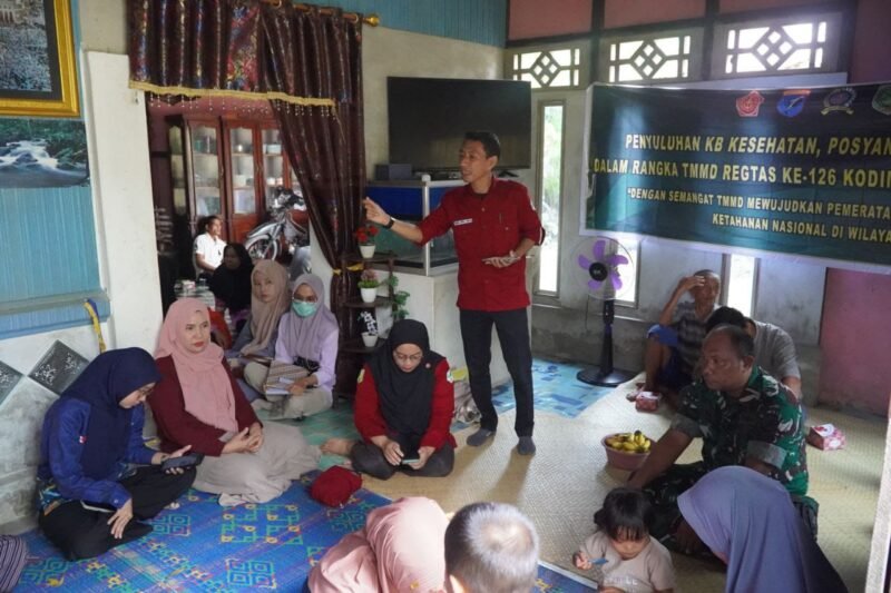Satgas TMMD Ke-126 Kodim 1208/Sambas Gelar Penyuluhan KB, Kesehatan Posyandu, dan Posbindu