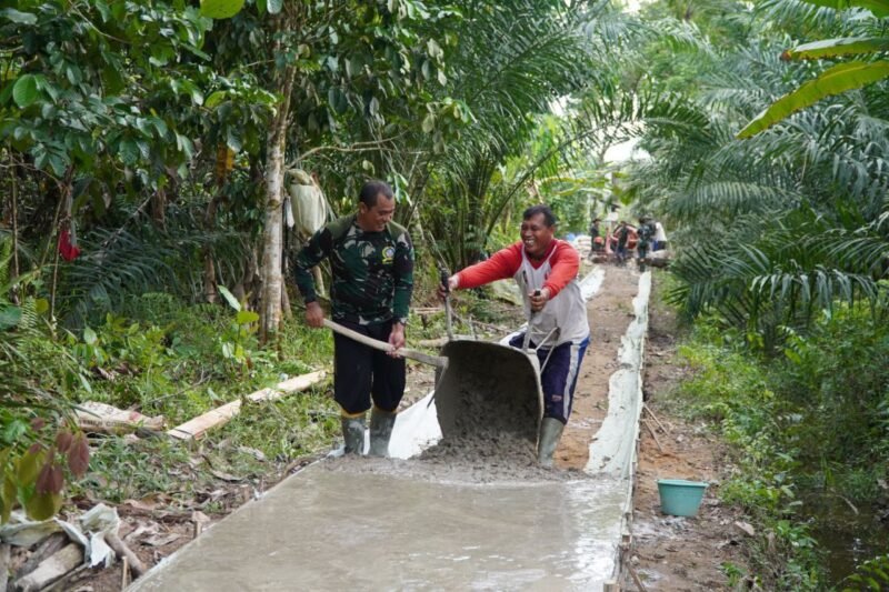 Satgas TMMD Ke-126 Kodim 1208/Sambas Tetap Semangat Angkut Adukan Semen Menggunakan Arko