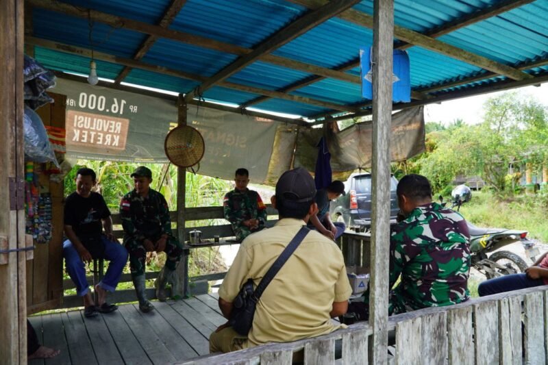 Dansatgas TMMD Ke-126 Kodim 1208/Sambas Ngobrol Santai di Warung Sembako Bersama Kades Ratu Sepudak