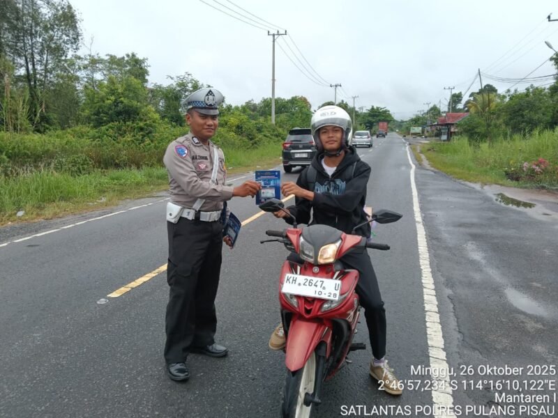 Pembagian Brosur Kamseltibcarlantas kepada Pengguna Jalan (foto)