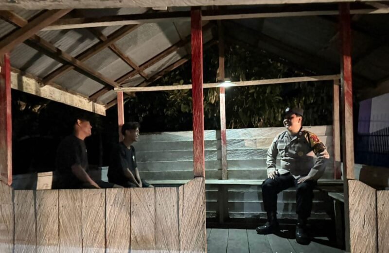 KANIT BINKAMSA POLRES PULANG PISAU LAKUKAN PENGECEKAN POS KAMLING DI DESA (foto)