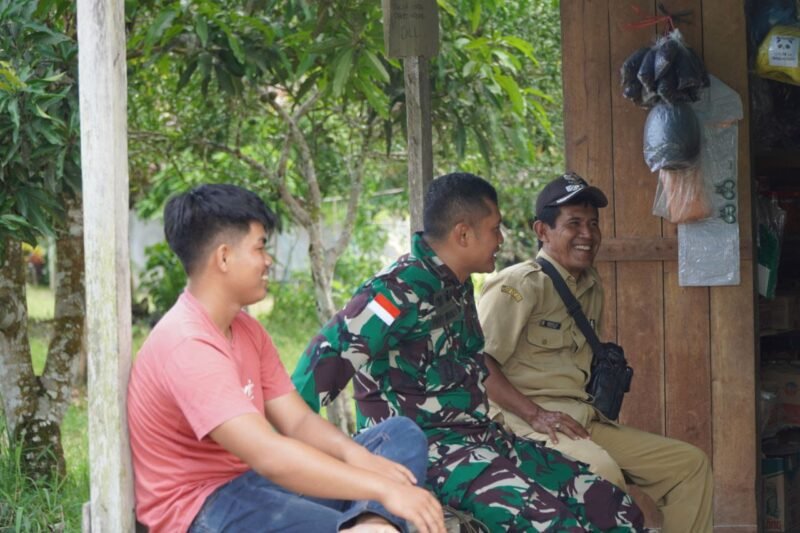 Melalui Komsos, Keakraban Terjalin Antara Dansatgas TMMD Kodim 1208/Sambas dan Warga Desa Ratu Sepudak