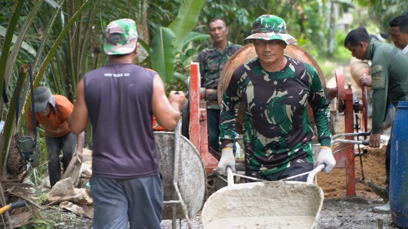 Gunakan Arco Satgas TMMD Kodim 1208/Sambas Angkut Adukan Semen untuk Pengerjaan Rabat Beton