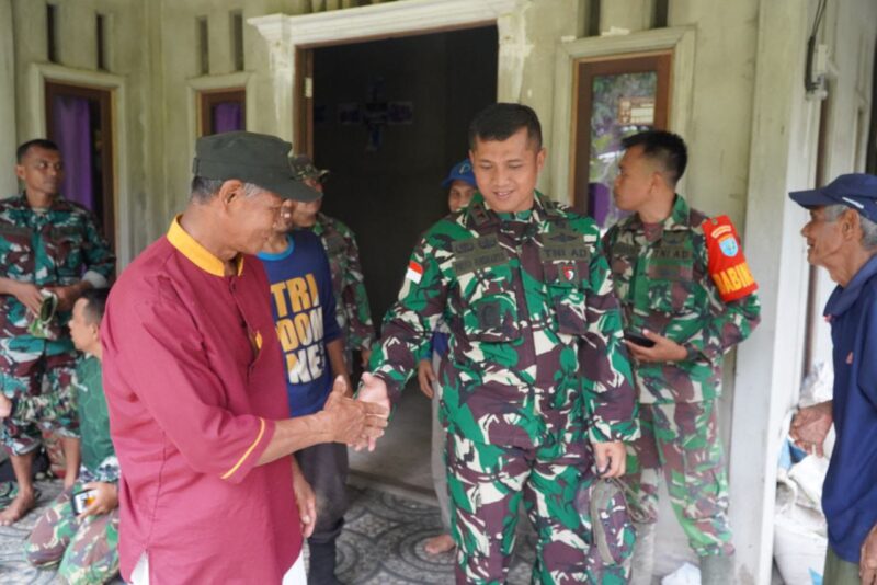 Terjalin Keakraban Dansatgas Melalui Komsos di Lokasi TMMD Ke 126 Kodim 1208/Sambas