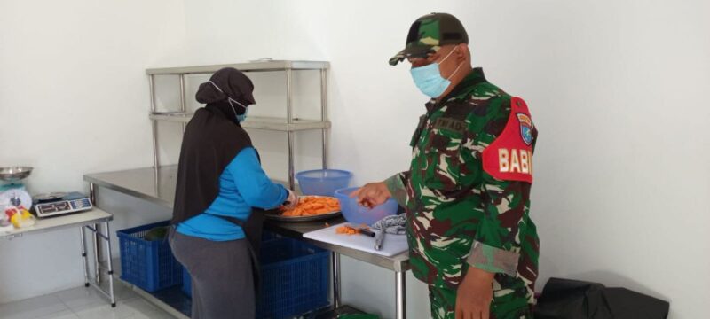 Babinsa Lonam Koramil 05/Pemangkat Dampingi Pendistribusian Makan Bergizi