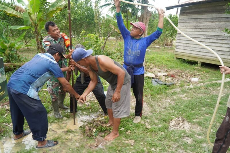 Satgas TMMD Kodim 1208/Sambas Semangat Cari Sumber Air Sampai Dapat