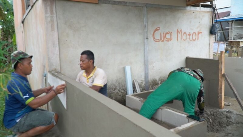Satgas TMMD ke-126 Kodim 1208/Sambas Lakukan Pekerjaan Plester Poskamling di Desa Ratu Sepudak