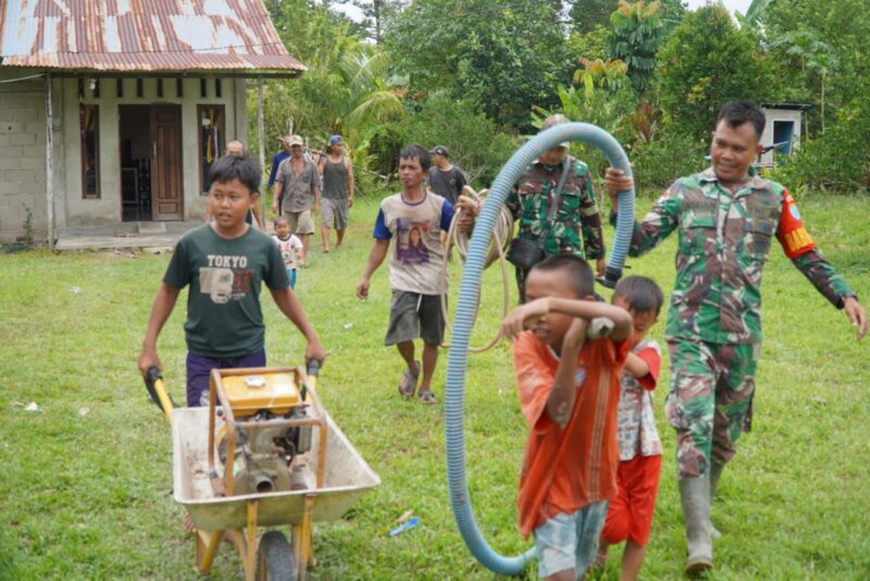 Pencarian Sumber Air untuk Pengeboran Sumur Bor, Anak-Anak Desa Ratu Sepudak Turun Tangan Bantu Satgas TMMD
