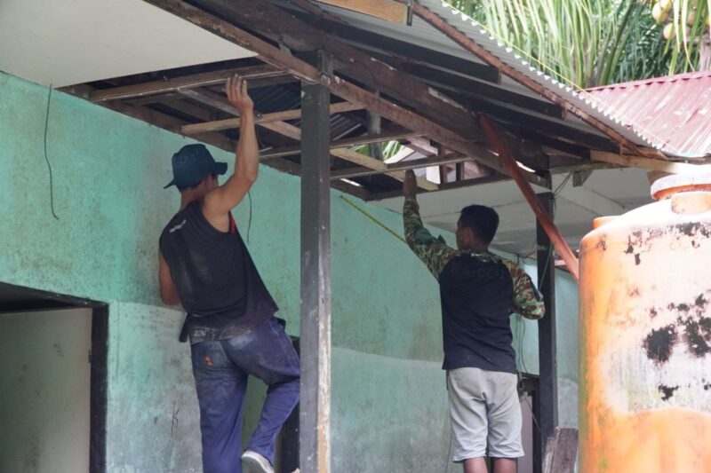 Satgas TMMD Kejar Target, Pasang Dek MCK Sekolahan