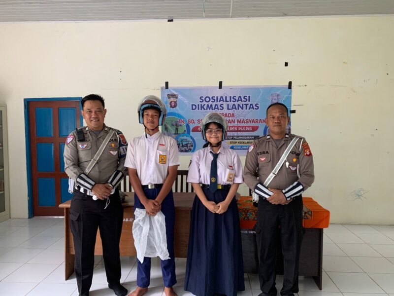 Sat Lantas Polres Pulang Pisau Sambangi SMPN 1 Pulang Pisau (foto/istimewah/bahagia)