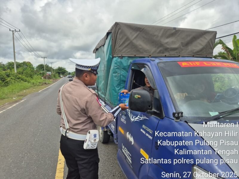 Pembagian Brosur Kamseltibcarlantas kepada Pengguna Jalan (foto)