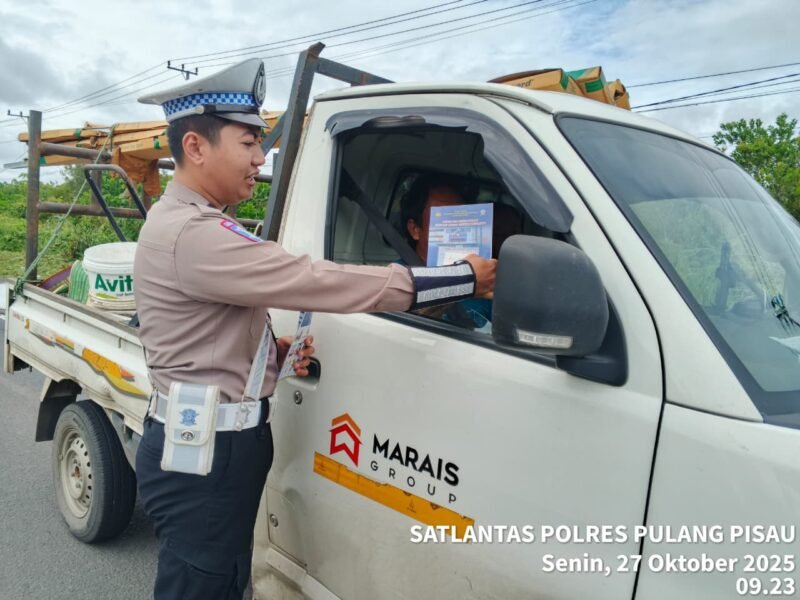 Personel Lantas Memberikan Himbauan Dan Pembagian Brosur Kamseltibcarlantas (foto/darksalmon-herring-325340.hostingersite.com)