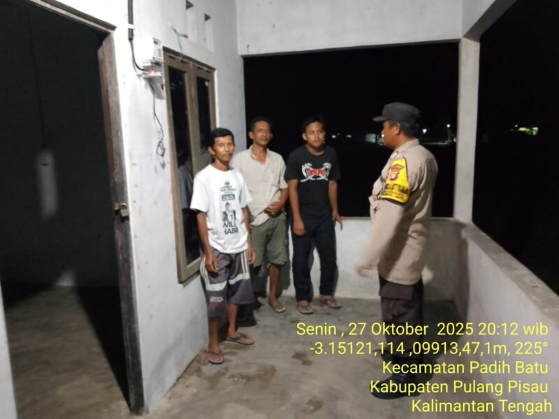 BHABINKAMTIBMAS DESA DANDANG POLSEK PANDIH BATU POLRES PULANG PISAU LAKUKAN PENGECEKAN POS KAMLING DI DESA DANDANG (foto)