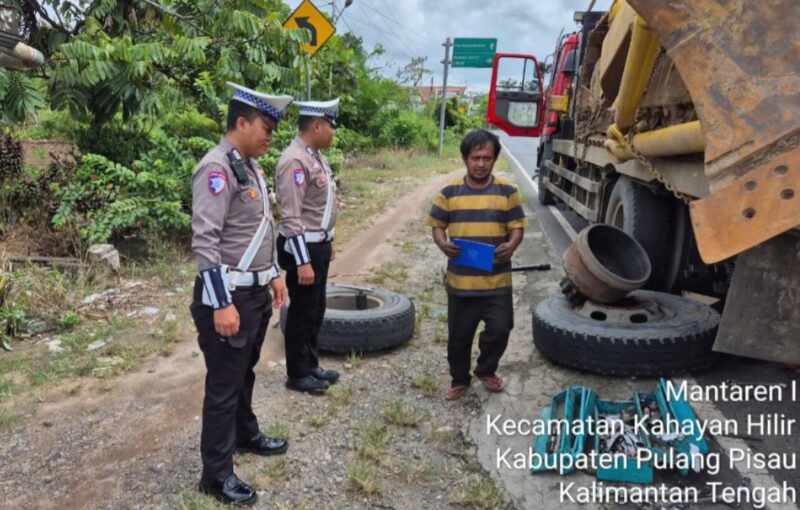Polisi di Pulang Pisau Turun Langsung Ajak Pengendara Tertib (foto)