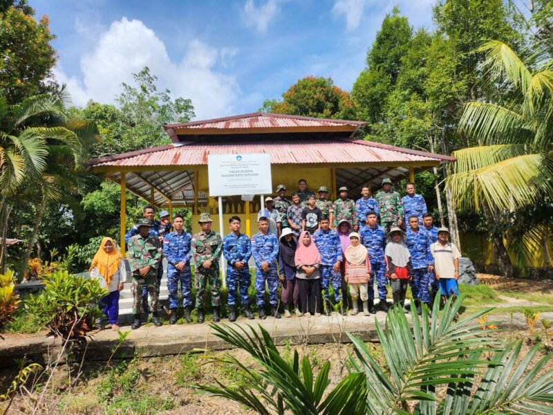 Satgas TMMD Tiga Matra Kodim 1208/Sambas Jaga Kearifan Lokal dengan Bersih-bersih di Area Makam Ratu Sepudak