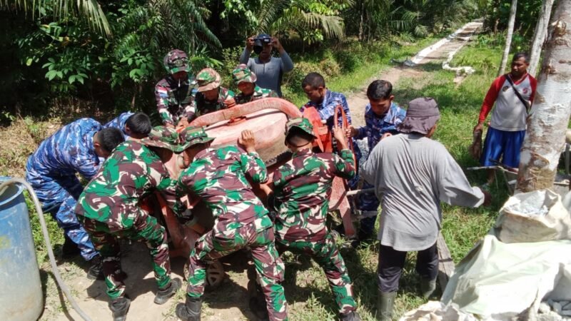 Gotong Royong TNI AD, AU, AL dan Warga Pindahkan Mesin Molen untuk Pengecoran Rabat Beton TMMD ke-126 Kodim 1208/Sambas