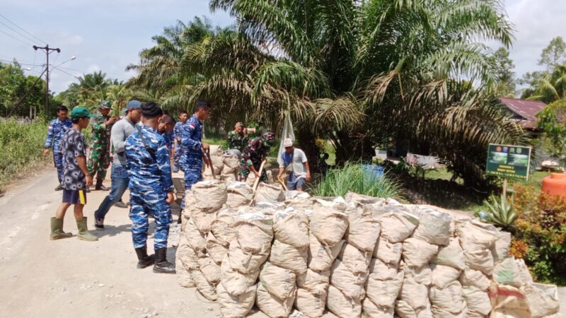 Sinergitas TNI-AL, TNI-AU, Dan Warga Di Lokasi TMMD KE-126 Kodim 1208/Sambas