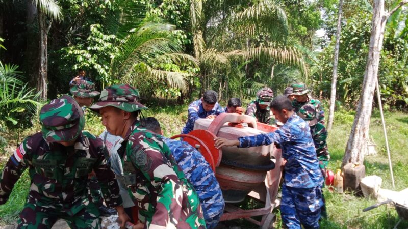 Gotong Royong Satgas TMMD ke-126 Kodim 1208/Sambas dan Warga Pindahkan Mesin Molen