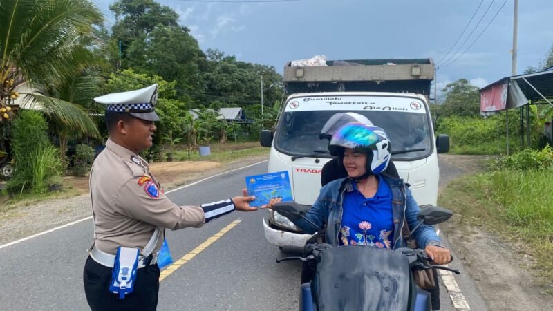Sat Lantas Polres Pulang Pisau Bagikan Brosur Kamseltibcarlantas kepada Pengendara