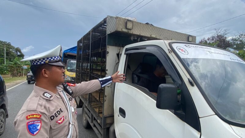 Anggota Satlantas Polres Pulang Pisau Memberi Teguran Kepada Pengemudi Yang Tidak Menggunakan Sabuk Pengaman dengan baik