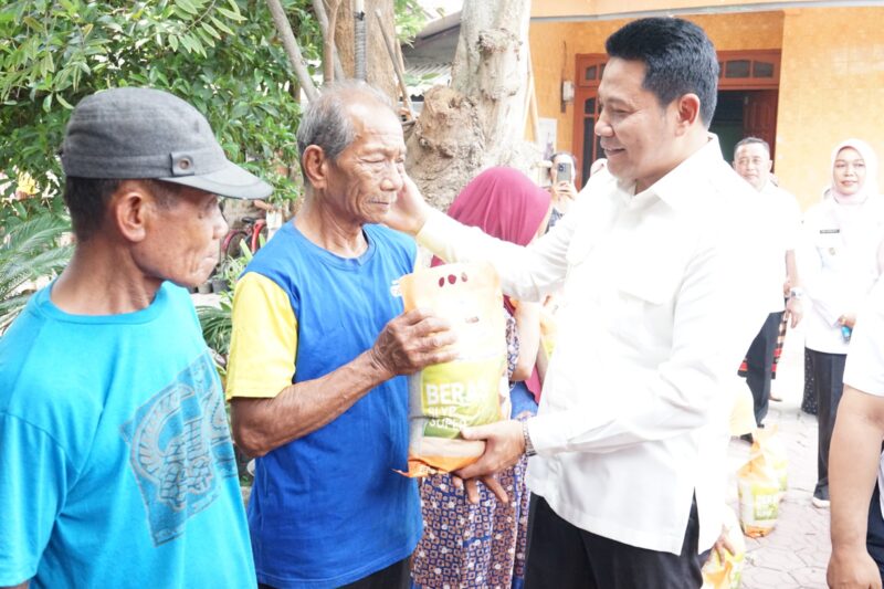 Rumah Penjual Kerupuk Terbakar, Bupati Gandeng Baznas Percepat Bantuan Perbaikan (foto/istimewah/bahagia)