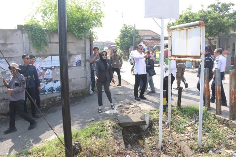 Urai Kemacetan Pemerintah Sidoarjo Perlebar Jalan di Pelintasan Kereta Api Desa Gelam (foto)