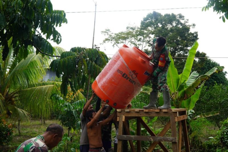 Satgas TMMD Kodim 1208/Sambas Pasang Penampungan Air dari Sumur Bor