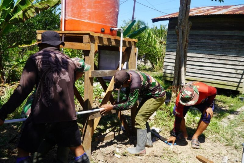 Satgas TMMD Regtas ke-126 Kodim 1208/Sambas Pasang Kran pada Penampungan Air