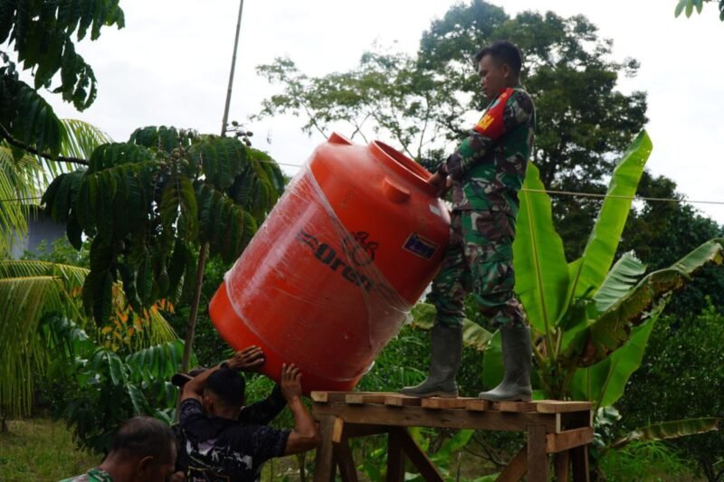 Satgas TMMD Regtas ke-126 Kodim 1208/Sambas Pasang Tandon Air Sumur Bor