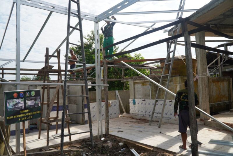 Satgas TMMD Regtas ke-126 Kodim 1208/Sambas Lanjutkan Pemasangan Baja Ringan MCK Masjid Jamiatul Muslimin Desa Ratu Sepudak