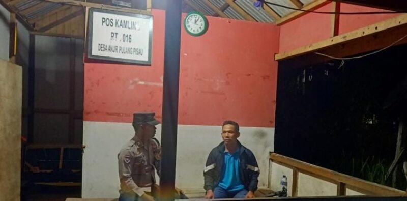 KANIT BINKAMSA POLRES PULANG PISAU LAKUKAN PENGECEKAN POS KAMLING DI DESA