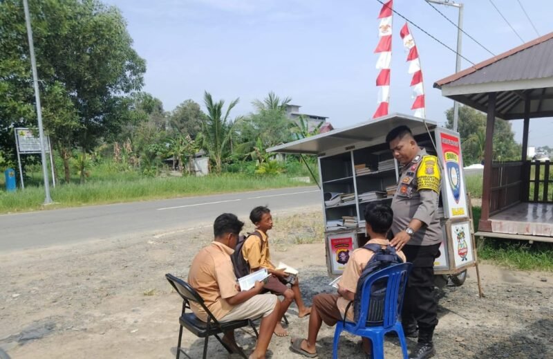 Dalam Rangka meningkatkan minat dan menanamkan budaya baca Satbinmas Polres Pulang Pisau melaksanakan perpustakaan keliling (Bajaka) Ke Pedesaan wilayah Kabupaten Pulang Pisau, Rabu (29/10/2025) pagi