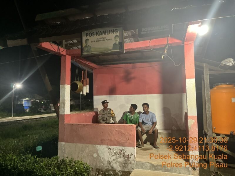 Bhabinkamtibmas sambang Pos Kamling dan memberikan himbauan kamtibmas petugas jaga.