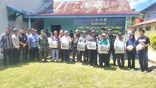 Tim Wasev TMMD Regtas ke-126 Kodim 1208/Sambas Berikan Bingkisan kepada Warga di Lokasi Kegiatan