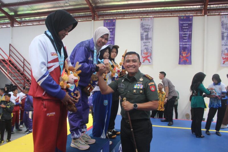 Selain Dukung Personel Pengamanan Dandim 1009/Tla Juga Aktif Menyaksikan Langsung Pelaksanaan Porprov Kalsel Ke-XII (foto/istimewah/targetnews.id)