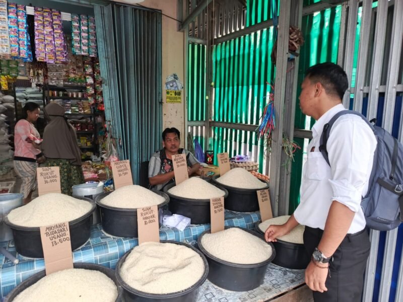 Cegah Spekulan Main Harga, Satgas Pangan Polres Pulang Pisau Turun Langsung ke Pasar (foto)