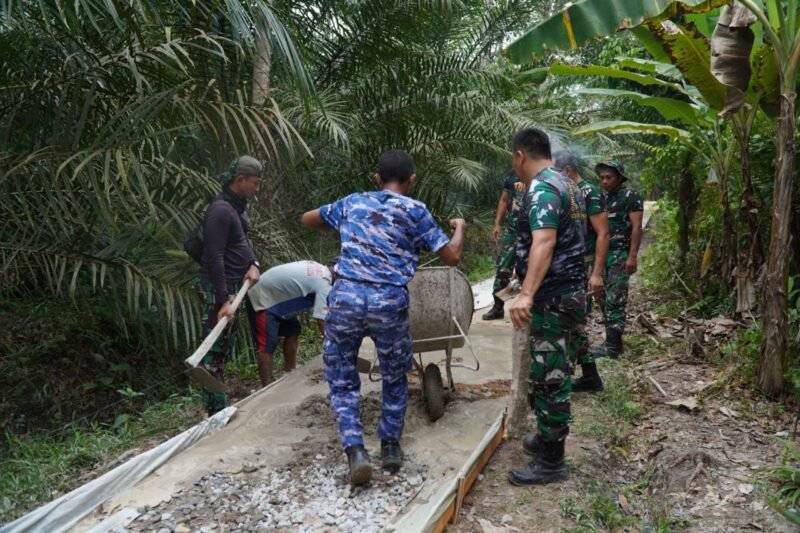 TNI Tiga Matra Kebut Pekerjaan Rabat Beton Sasaran Fisik TMMD Regtas ke-126 Kodim 1208/Sambas