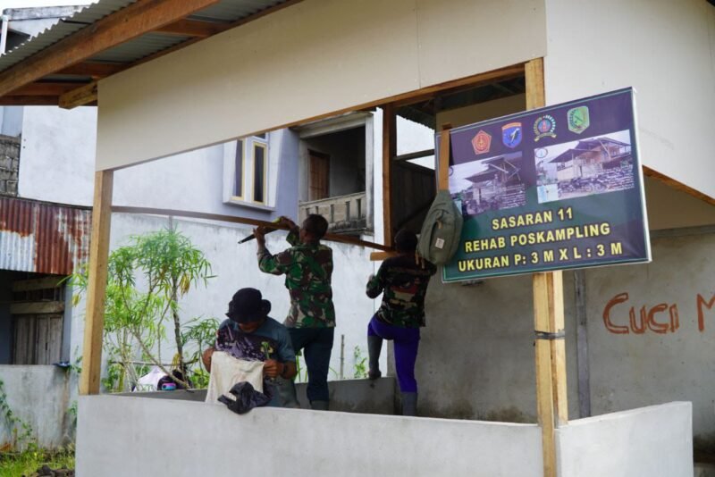 Satgas TMMD Regtas Ke-126 Kodim 1208/Sambas Pasang Dinding Atas Poskamling Gunakan GRC