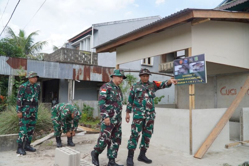 Dan Satgas TMMD Regtas ke-126 Kodim 1208/Sambas Dampingi Kasiter Kasrem 121/Abw Tinjau Pengerjaan Poskamling