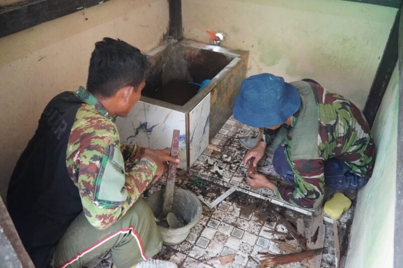 Satgas TMMD Regtas ke-126 Kodim 1208/Sambas Lanjutkan Pengerjaan Pemasangan Keramik MCK Sekolahan