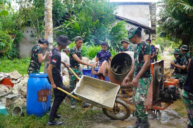 Pekerjaan Rabat Beton Jadi Ringan dengan Hadirnya Satgas Tiga Matra dan Anggota Polri