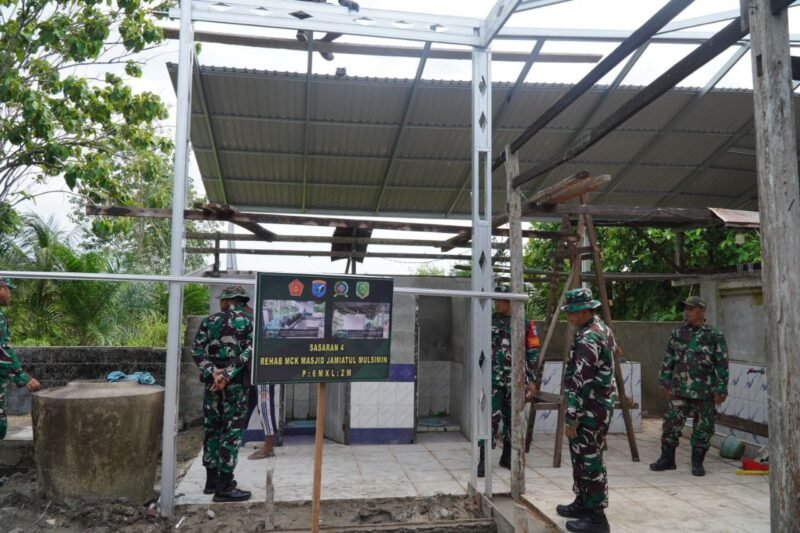 Kasiter Kasrem 121/Abw Tinjau Pengerjaan MCK Masjid Jamiatul Muslimin Bersama Dan Satgas TMMD ke-126 Kodim 1208/Sambas